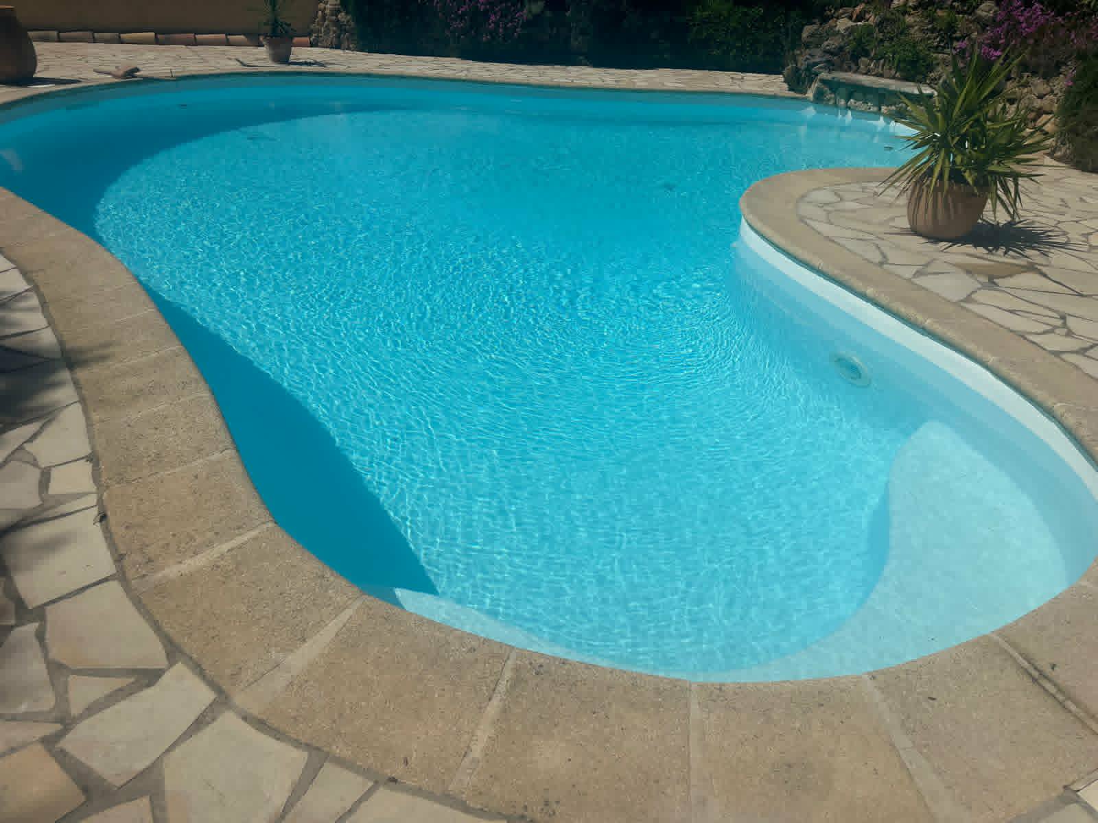 Piscine rénovée GoPiscine — eau cristalline